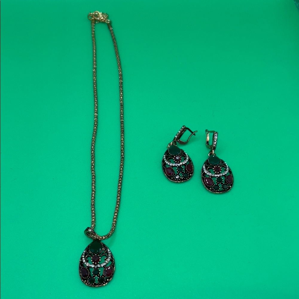 Elegant Gold and Green Jewelry Set